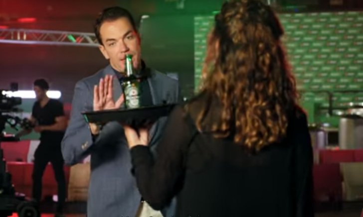 Jeroen Doornbos slaat een Heineken af